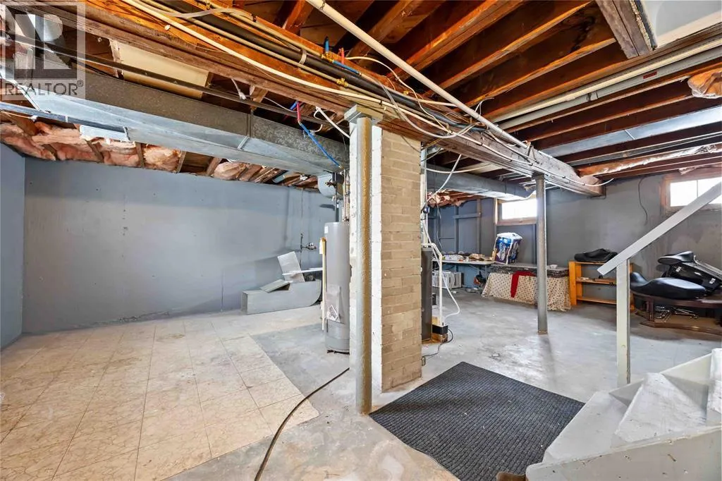 898 WOODLAND AVENUE