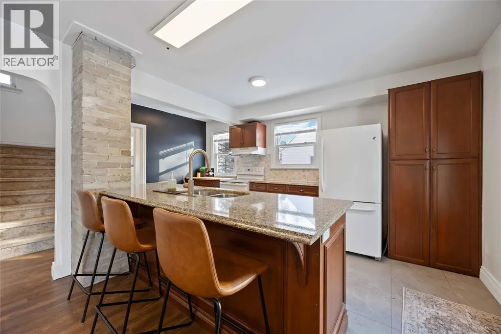 898 WOODLAND AVENUE