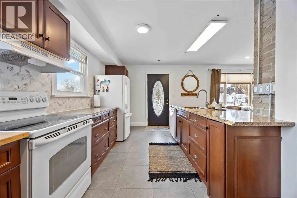 898 WOODLAND AVENUE