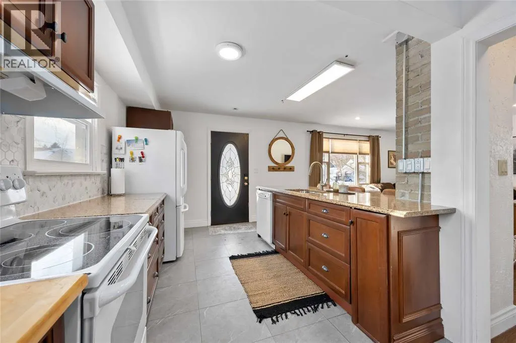 898 WOODLAND AVENUE