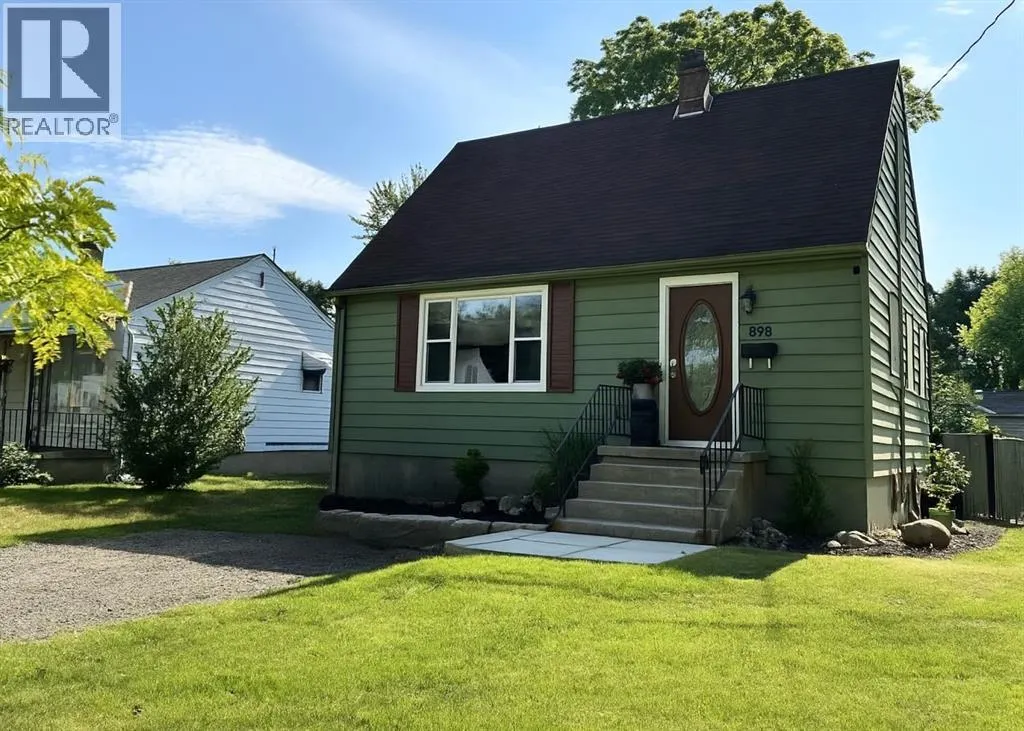 898 WOODLAND AVENUE