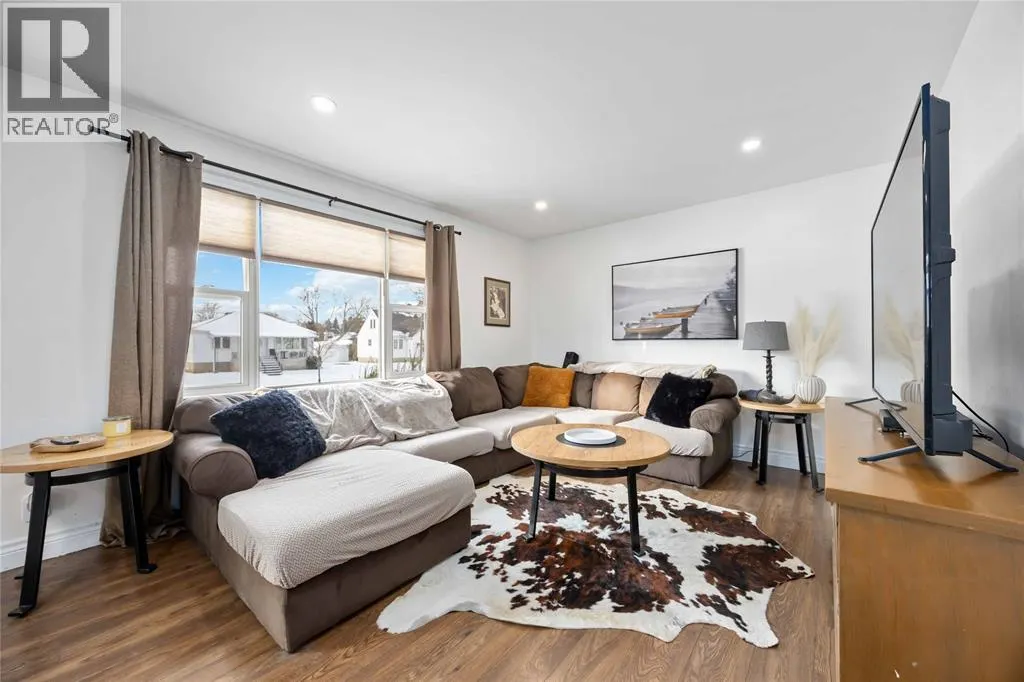 898 WOODLAND AVENUE
