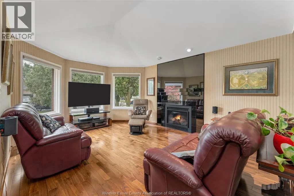 520 LISA CRESCENT