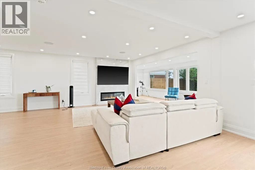 8190 RIVERSIDE DRIVE East