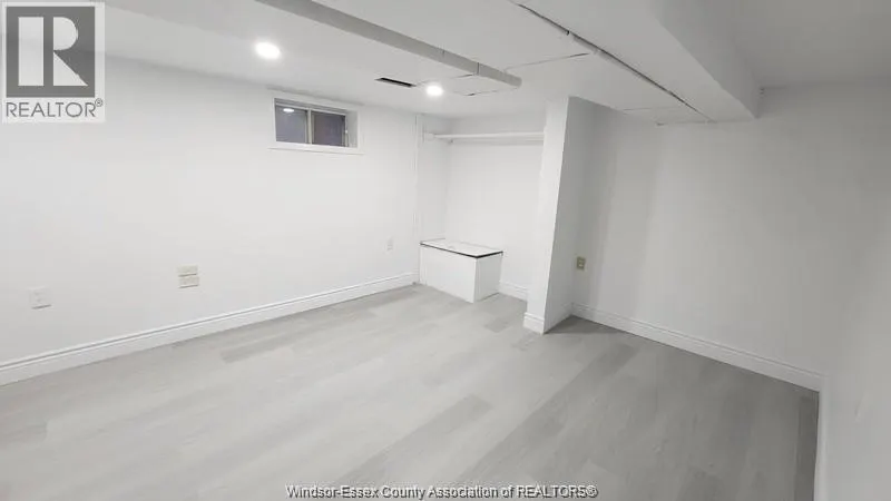 989 OAK AVE Unit# LOWER