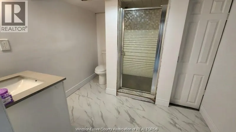 989 OAK AVE Unit# LOWER