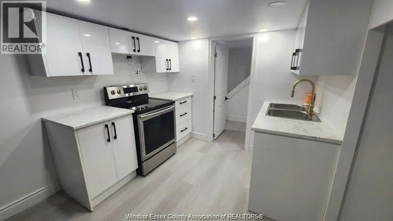 989 OAK AVE Unit# LOWER