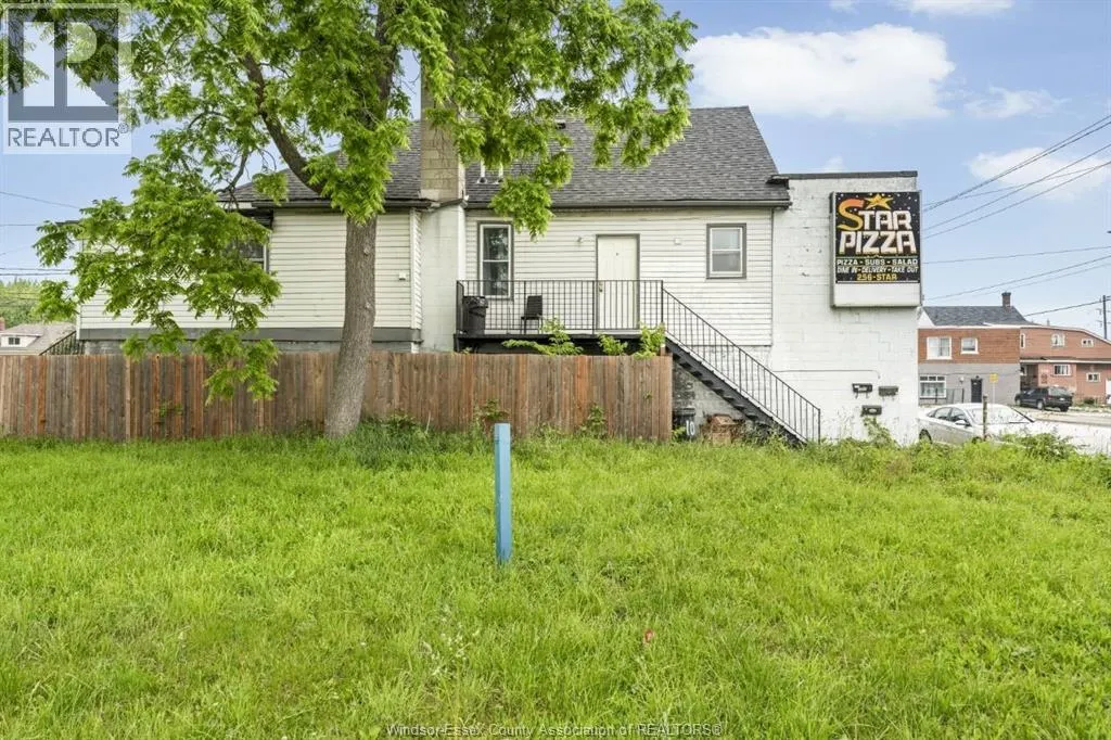 1022 Wyandotte STREET West