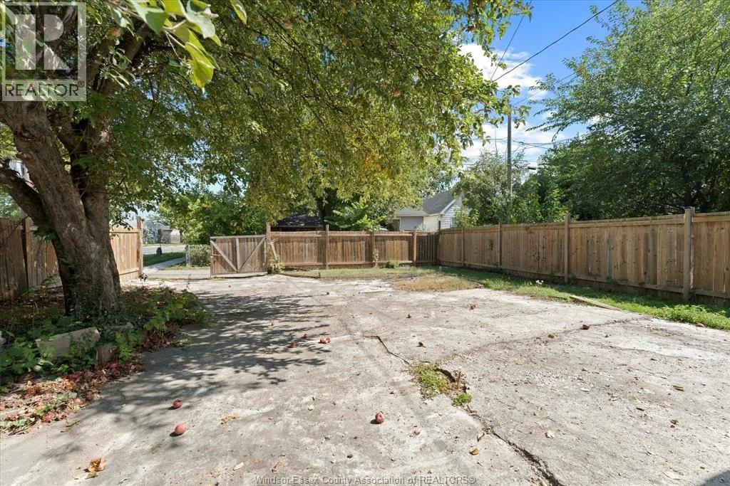 904 Elm AVENUE