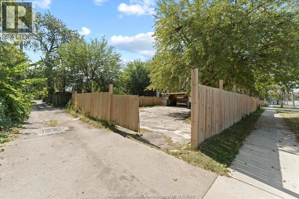 904 Elm AVENUE