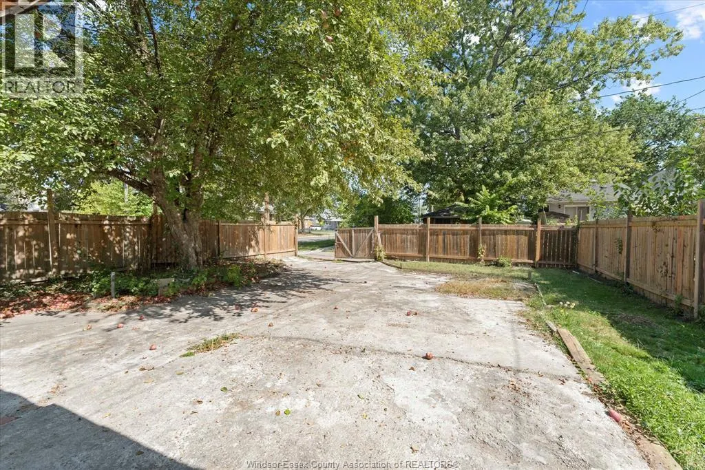 904 Elm AVENUE