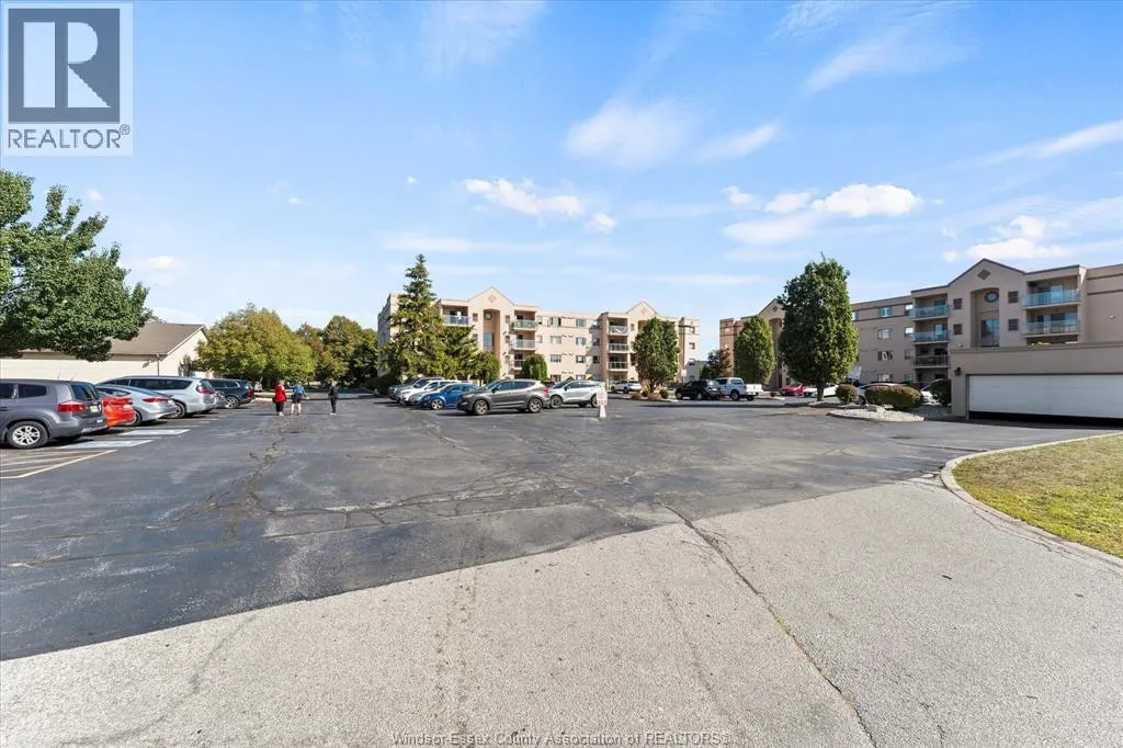 315 VILLAGE GROVE Unit# 203