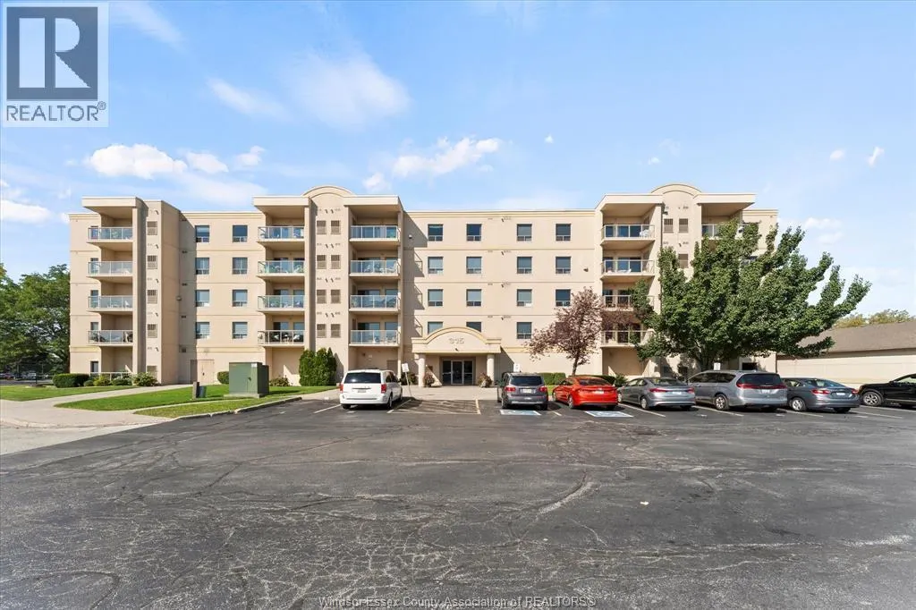 315 VILLAGE GROVE Unit# 203