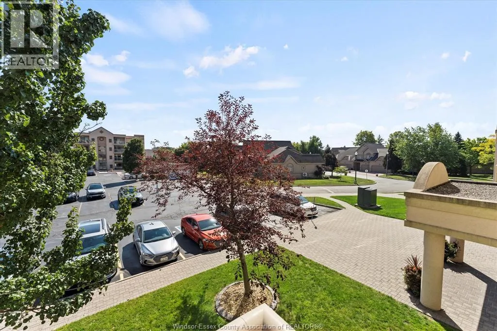 315 VILLAGE GROVE Unit# 203