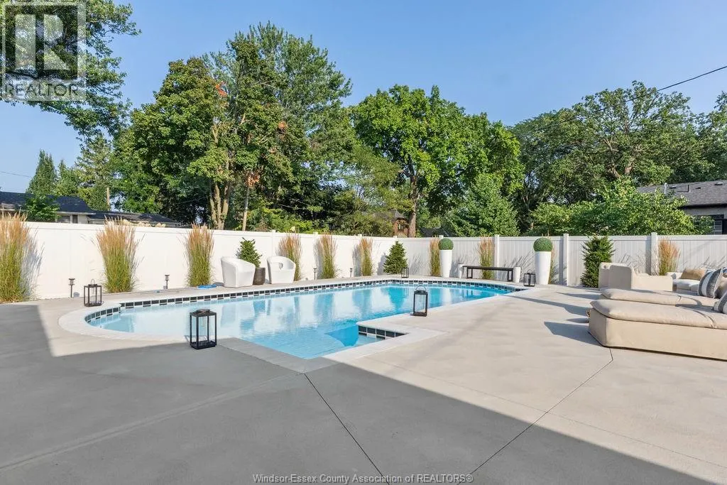 2035 WILLISTEAD CRESCENT