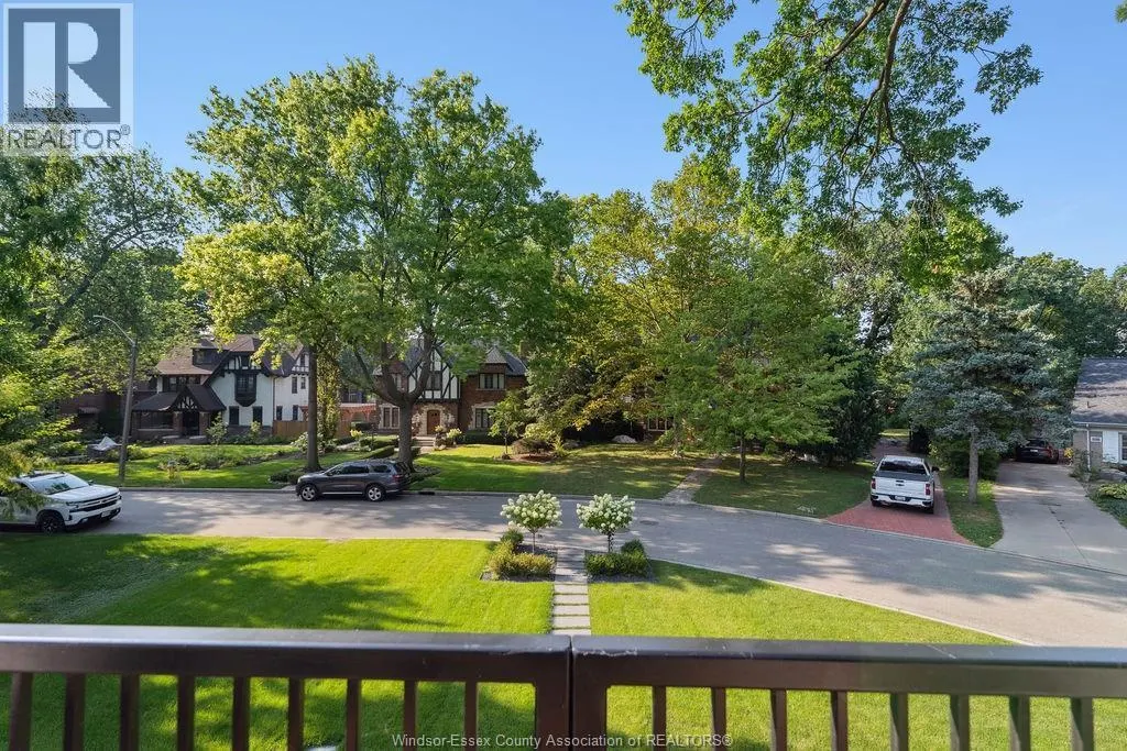 2035 WILLISTEAD CRESCENT