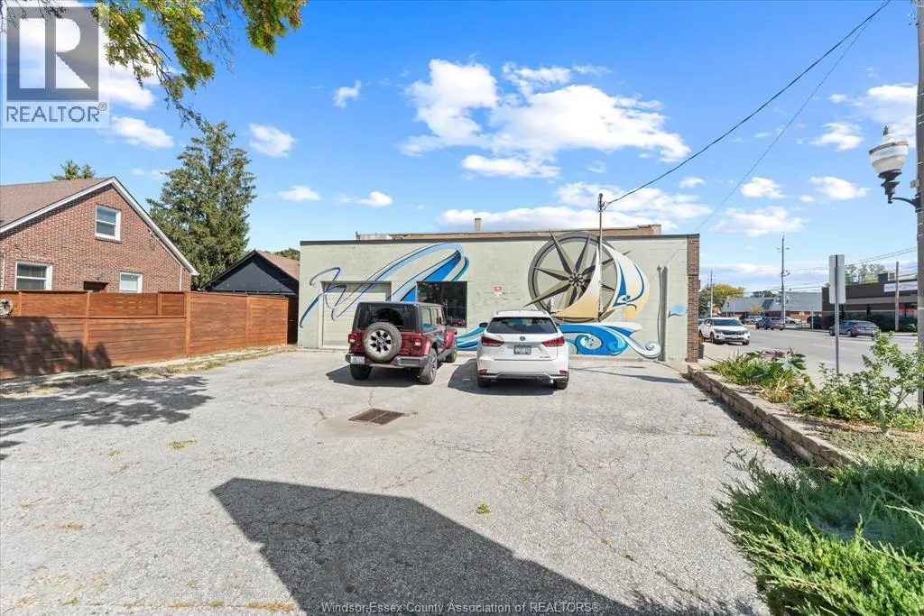 5520 WYANDOTTE