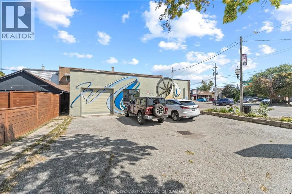 5520 WYANDOTTE