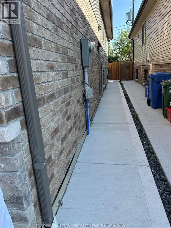 1136 EASTLAWN Unit# LOWER