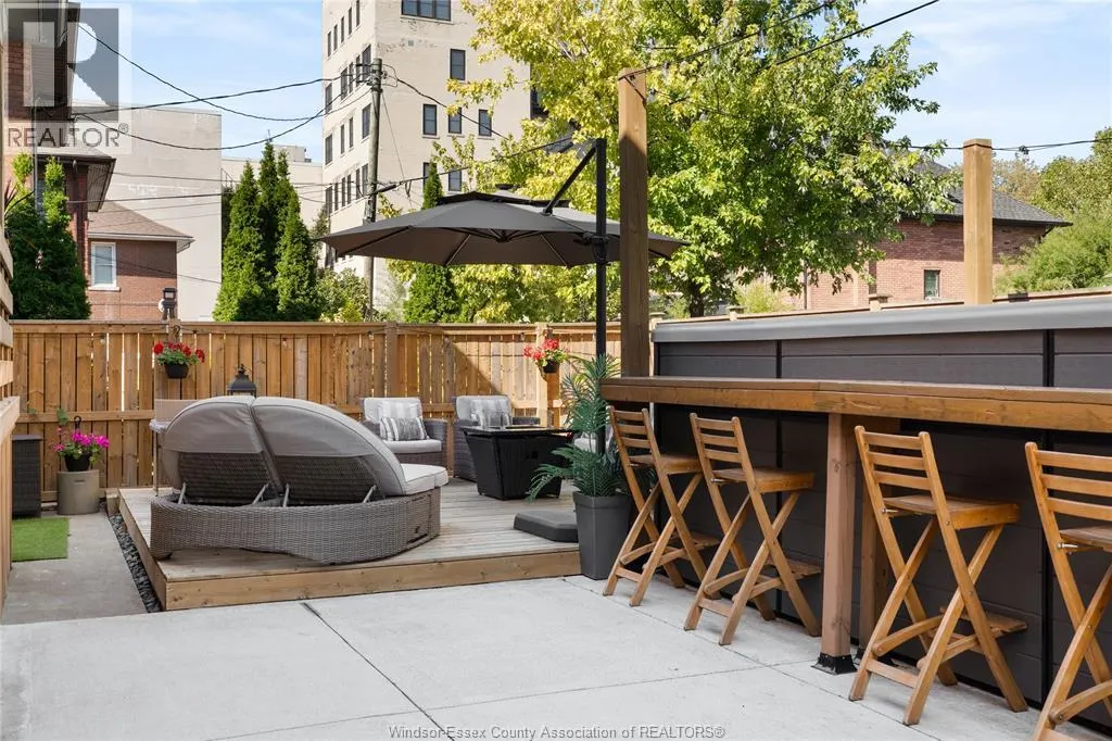1038-1042 PELISSIER STREET