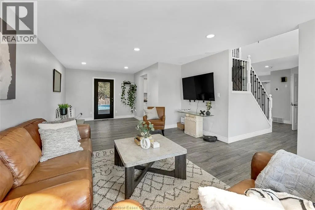 360 RIDGEVIEW PLACE North