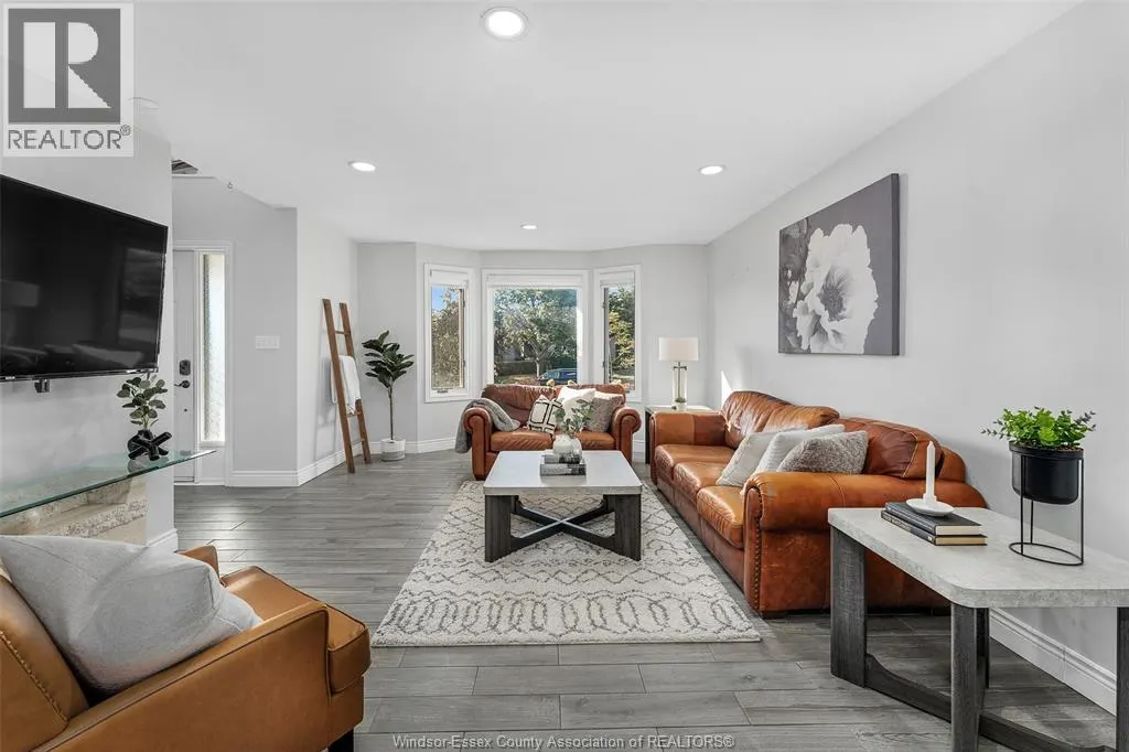 360 RIDGEVIEW PLACE North
