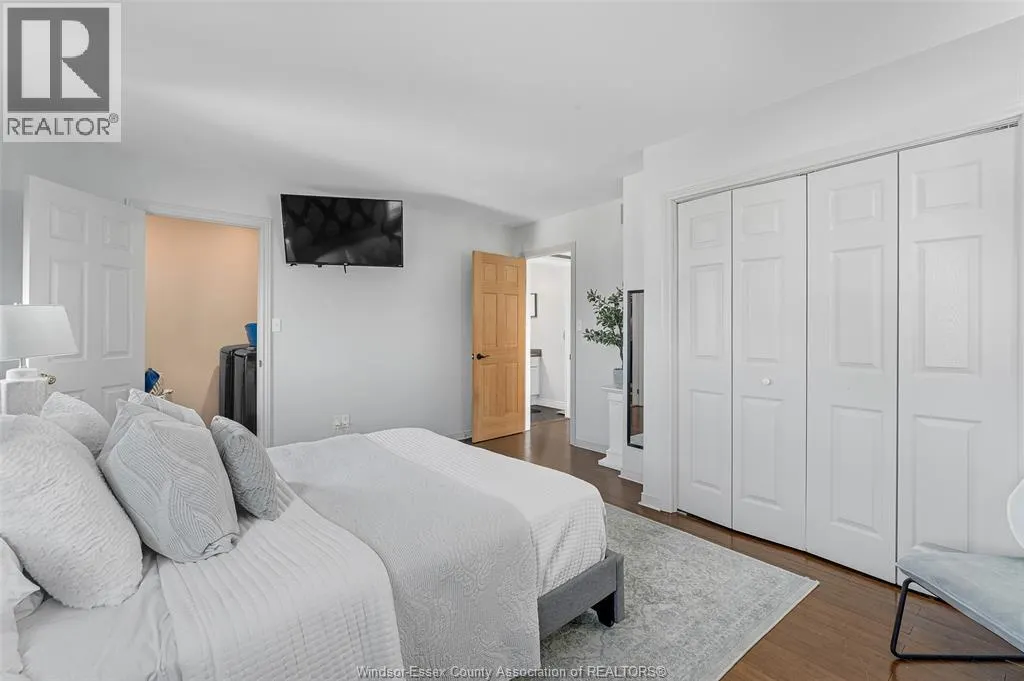 360 RIDGEVIEW PLACE North
