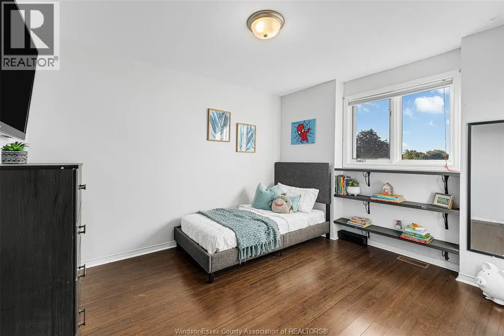 360 RIDGEVIEW PLACE North