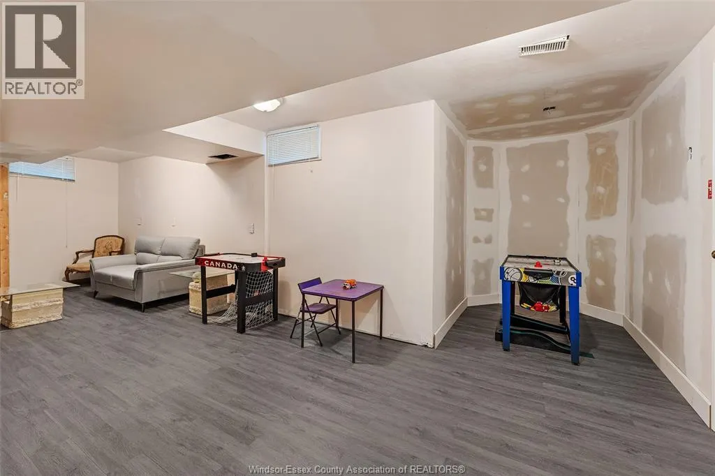 360 RIDGEVIEW PLACE North