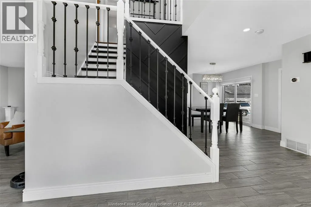 360 RIDGEVIEW PLACE North