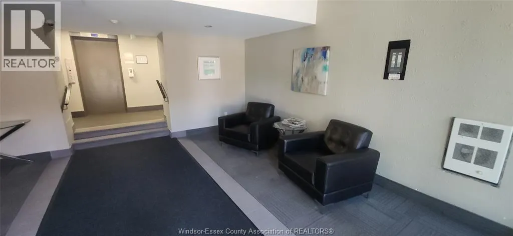 3900 WYANDOTTE STREET East Unit# 215
