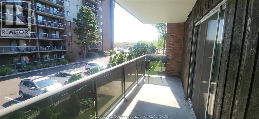 3900 WYANDOTTE STREET East Unit# 215