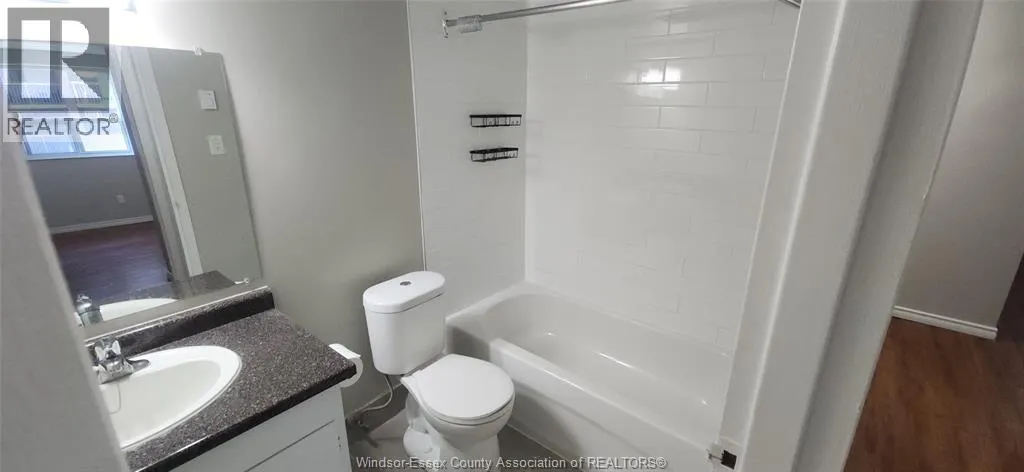 3900 WYANDOTTE STREET East Unit# 215