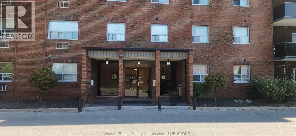 3900 WYANDOTTE STREET East Unit# 215