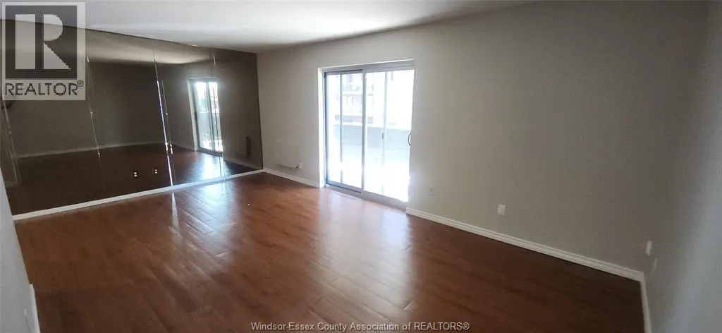3900 WYANDOTTE STREET East Unit# 215