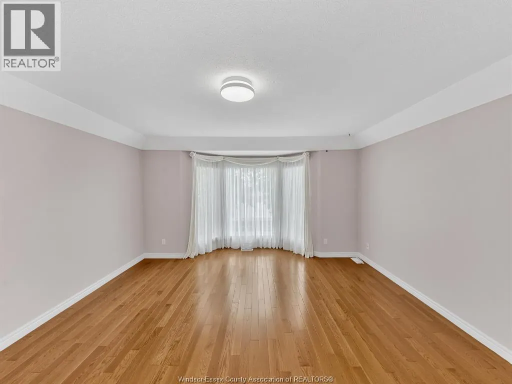 10 QUEENS HILL CRESCENT