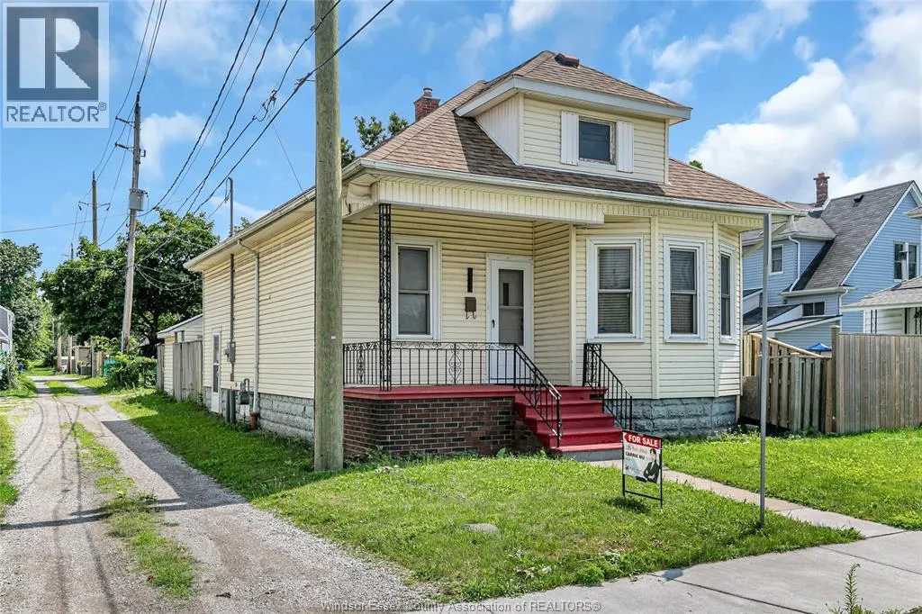 933 CHATHAM STREET East
