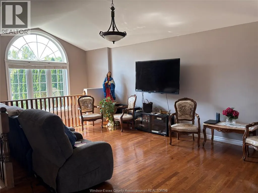 340 WHITE CRESCENT