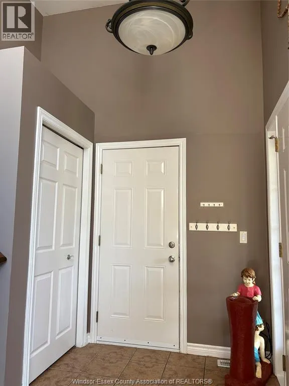 340 WHITE CRESCENT