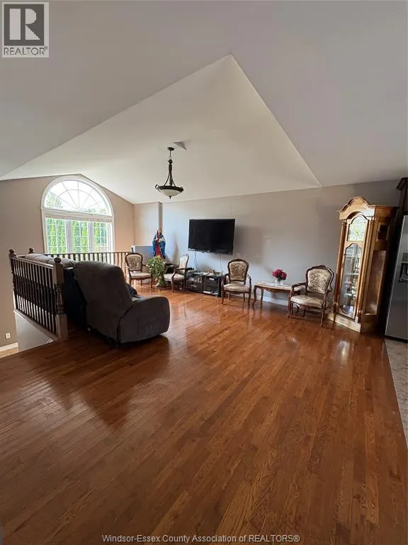 340 WHITE CRESCENT