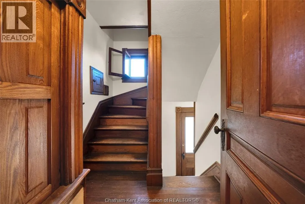325 Wellington STREET West