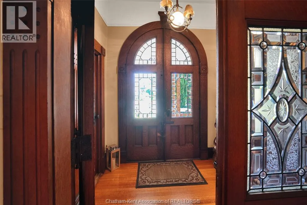 325 Wellington STREET West