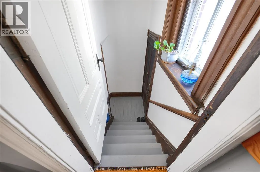 325 Wellington STREET West