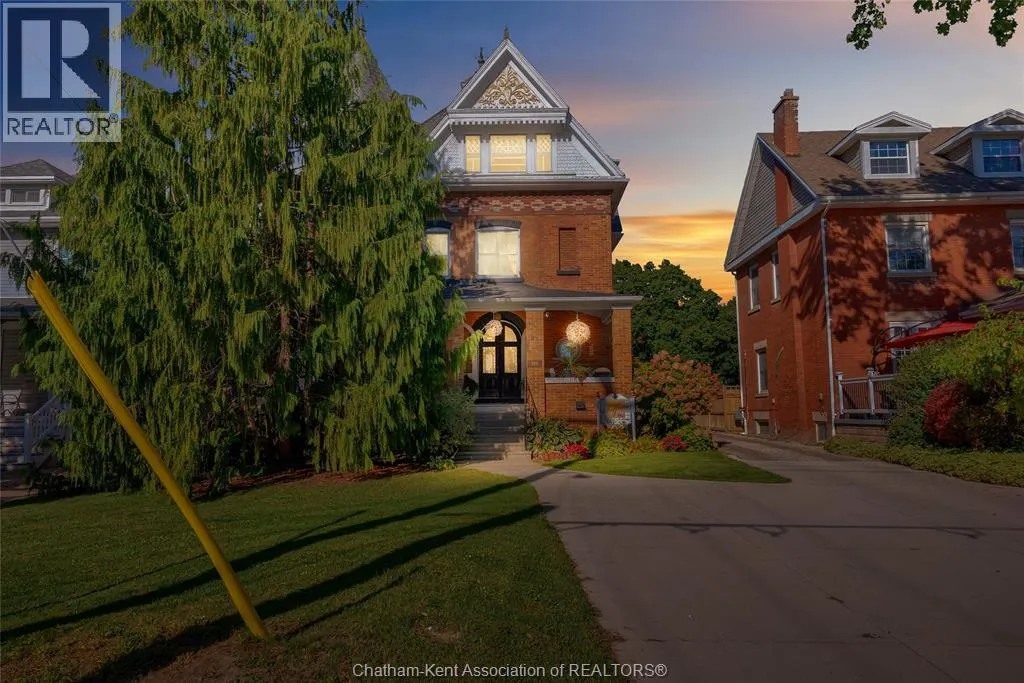 325 Wellington STREET West