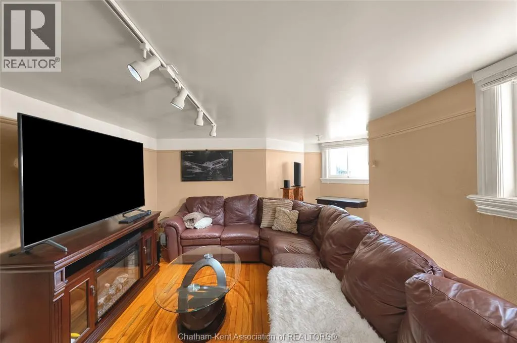 325 Wellington STREET West