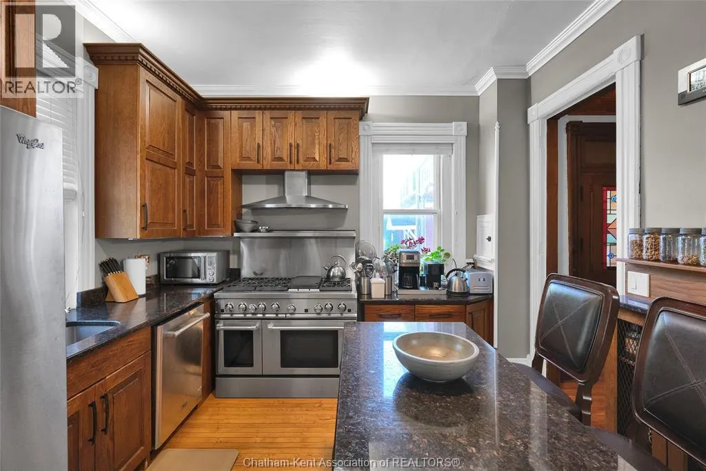 325 Wellington STREET West