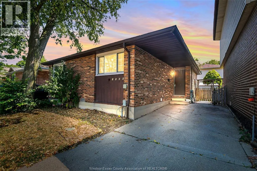 1366 BAYSWATER CRESCENT