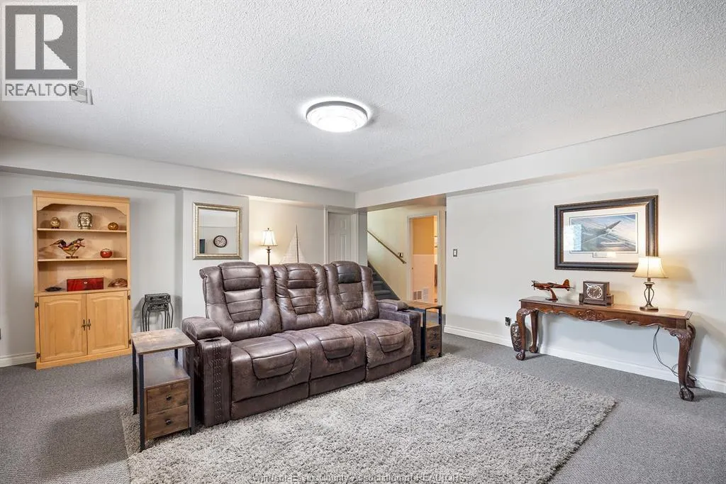 605 SMITH CRESCENT