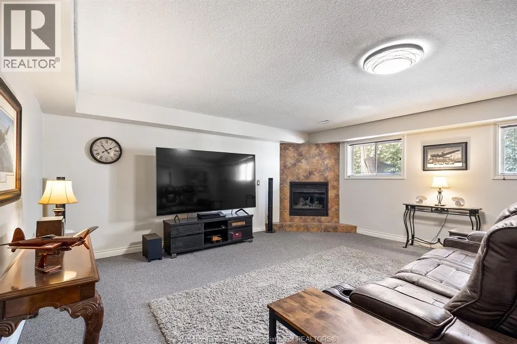 605 SMITH CRESCENT
