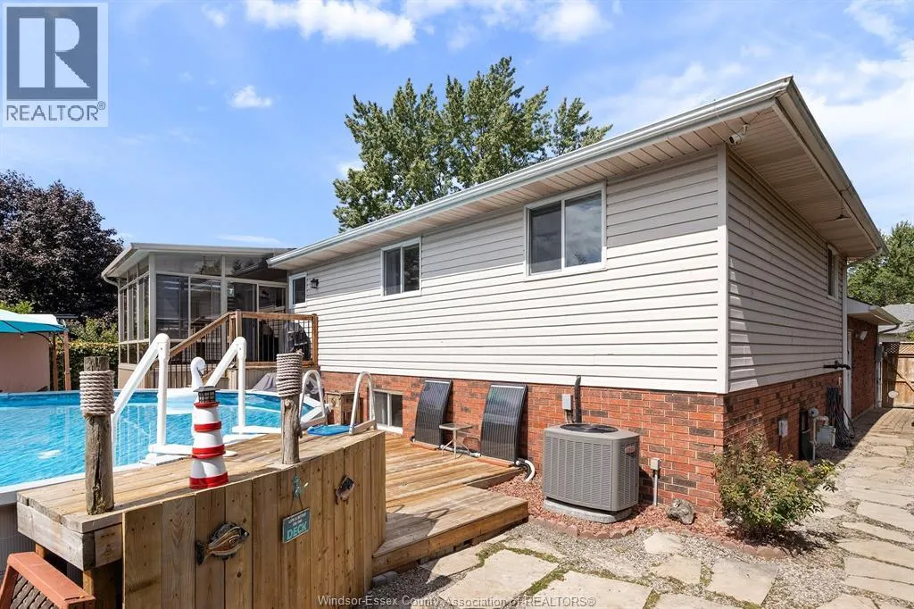 605 SMITH CRESCENT